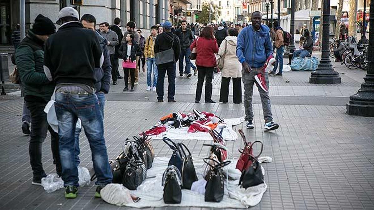 Manters al centre de Barcelona es dispersen davant la presència d’agents de la Guàrdia Urbana.