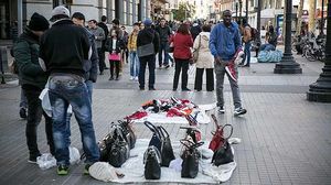 Manters al centre de Barcelona es dispersen davant la presència d’agents de la Guàrdia Urbana.