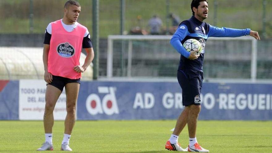 Víctor Sánchez da instrucciones durante el entrenamiento de ayer en presencia de Jonathan Rodríguez.