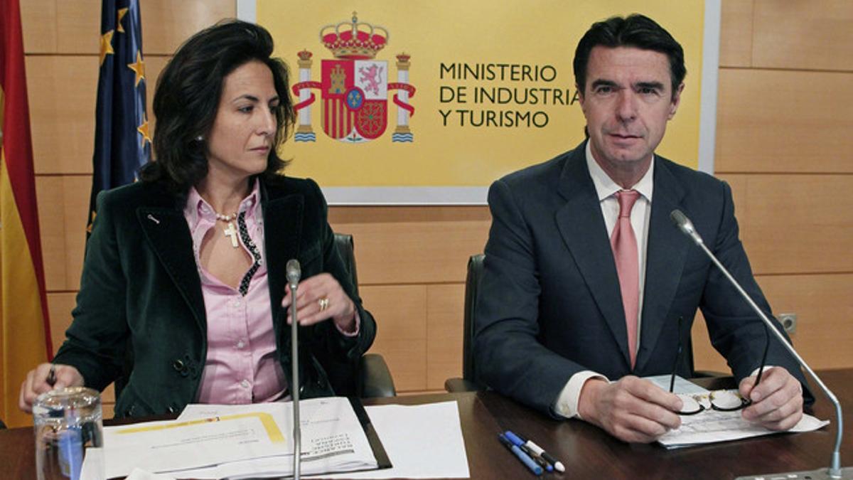 El ministro de Industria, Energía y Turismo, José Manuel Soria, junto a la secretaria de Estado de Turismo, Isabel Borrego, en la rueda de prensa en la que han avanzado los datos del sector turístico en España.