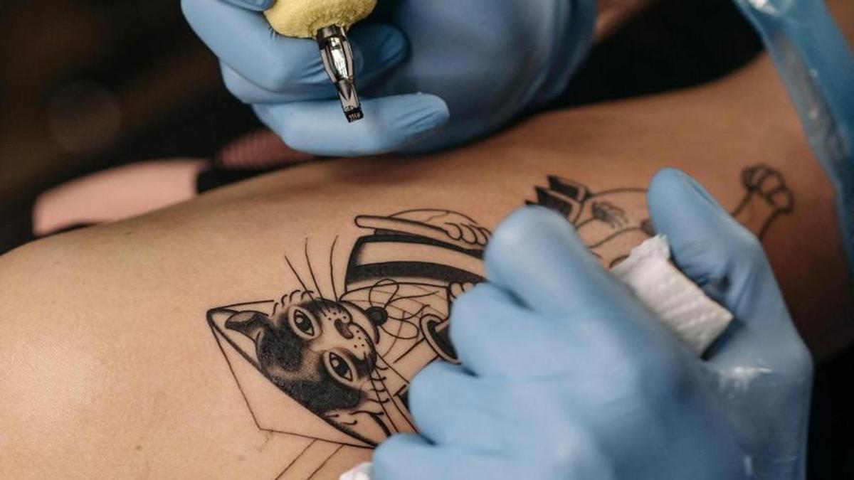 Un tatuaje con tinta negra.