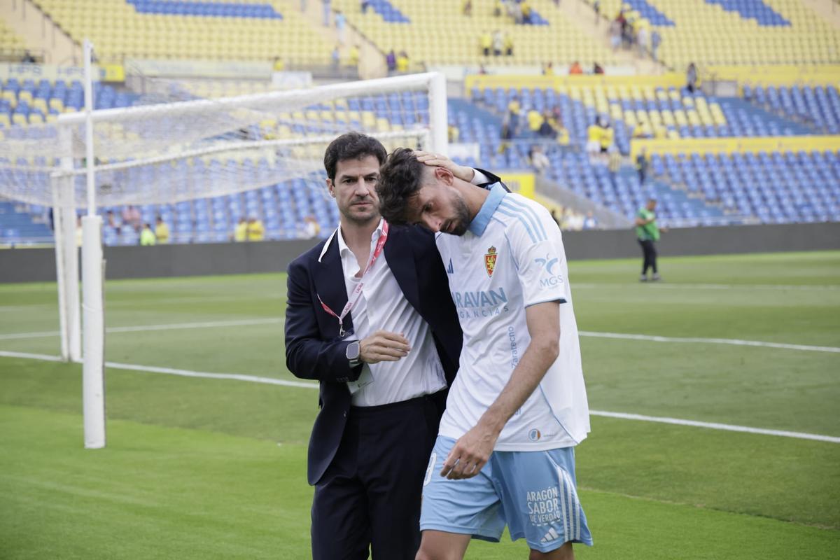 Fernando López consuela a Kenan Kodro.