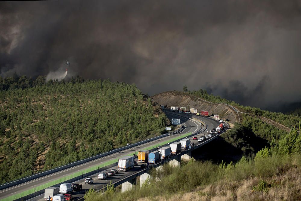 El incendio ha arrasado la zona de Verín.