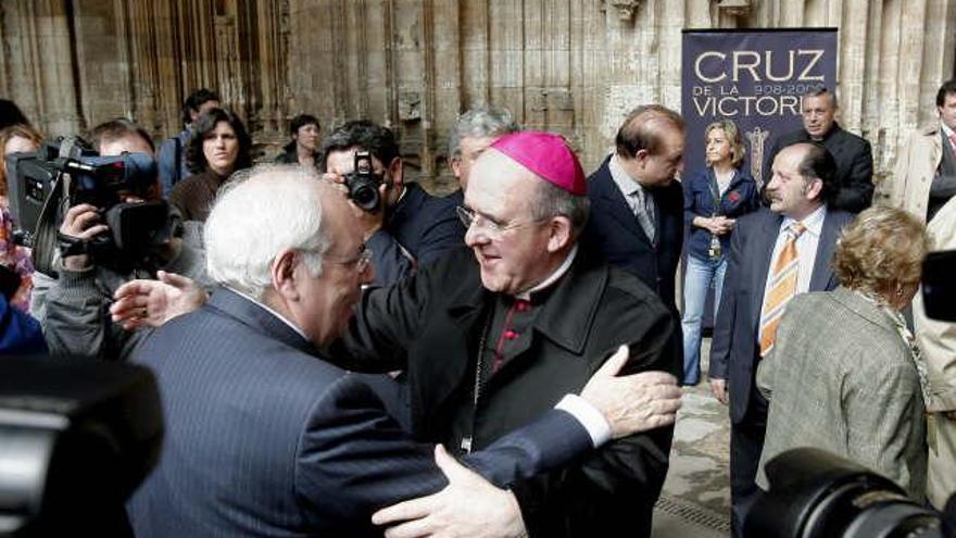 Carlos Osoro y Álvarez Areces se saludan en la catedral de Oviedo.