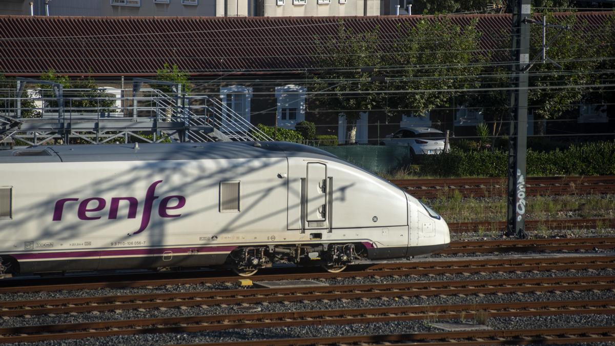 Tren saliendo de la estación de San Cristóbal, en A Coruña.