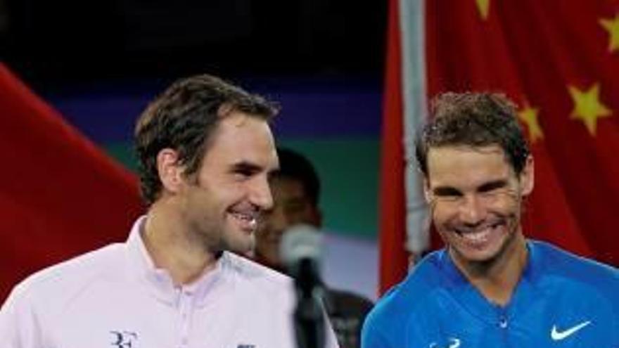 Roger Federer i Rafa Nadal mostrant la seva amistat després del partit