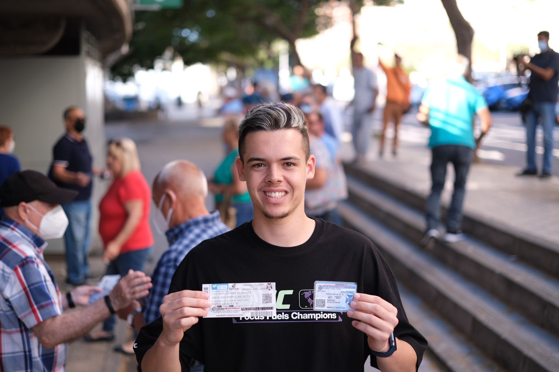 Colas para adquirir una entrada para el 'playoff' del CD Tenerife