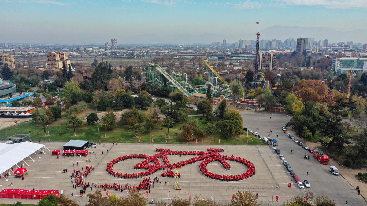 Chile forma la bicicleta humana más grande del mundo