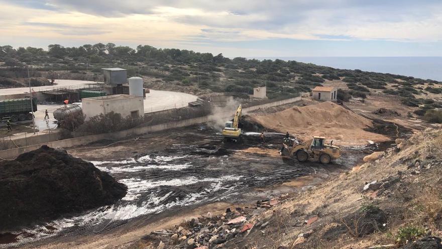 Los bomberos se centran en apagar el montón más grande de compost del vertedero de Formentera
