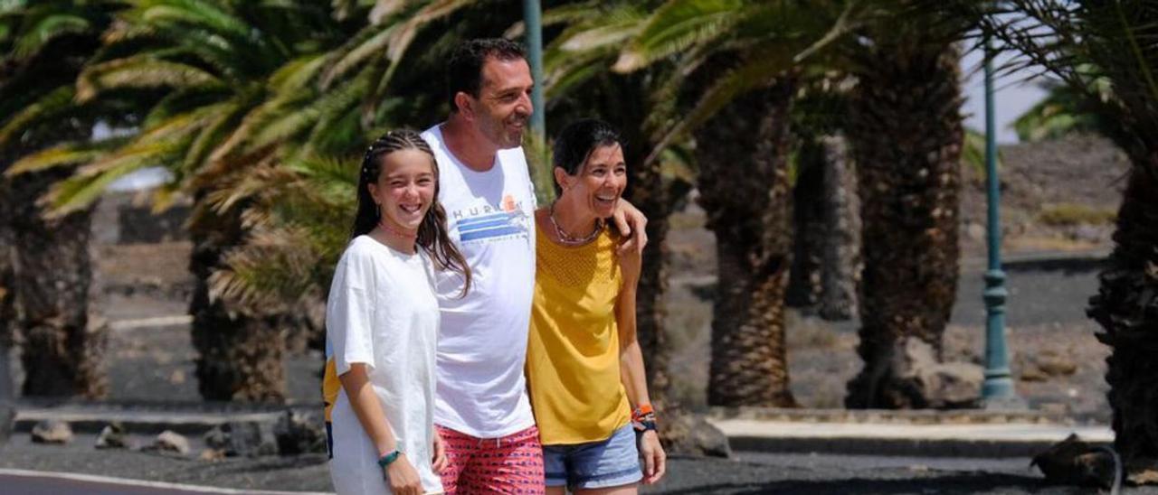 Sonsoles Díaz y su familia enfrente de La Mareta, Lanzarote.  | | JOSÉ CARLOS GUERRA