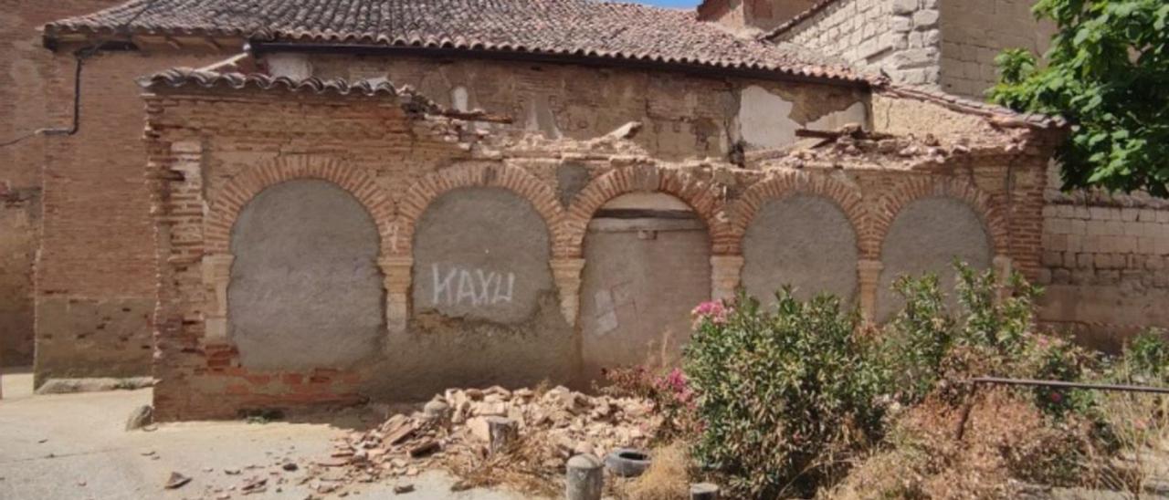 Derrumbe del tejadillo que protegía los arcos de la iglesia de San Pedro, en Villalpando. | Cedida