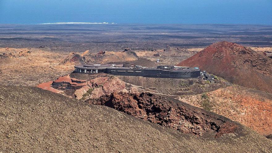 El Cabildo recupera la idea de guaguas lanzaderas para visitar las Montañas del Fuego y descarta un parquin en El Chinero