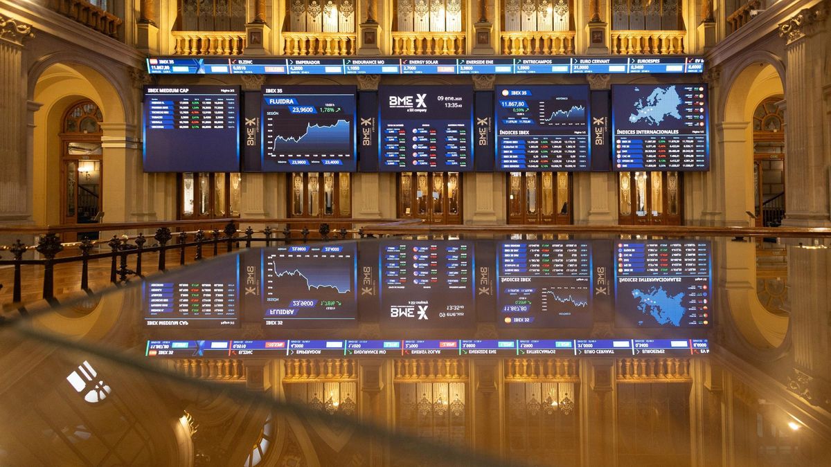 Archivo - Paneles del Ibex, en el Palacio de la Bolsa de Madrid, a 9 de enero de 2024, en Madrid (España).