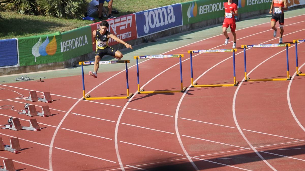 Miki Esteller se salta una valla en la final de los 400 metros que ganó.