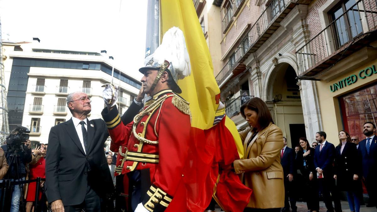 Málaga celebra el 44 aniversario de la Carta Magna con el izado de la bandera en la plaza de la Constitución