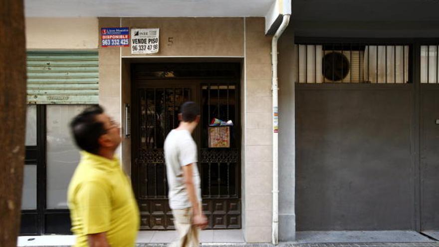 Vista del portal de  la vivienda donde un hombre de 43 años ha sido detenido como presunto autor de la muerte de su pareja sentimental de 48 años por arma blanca.