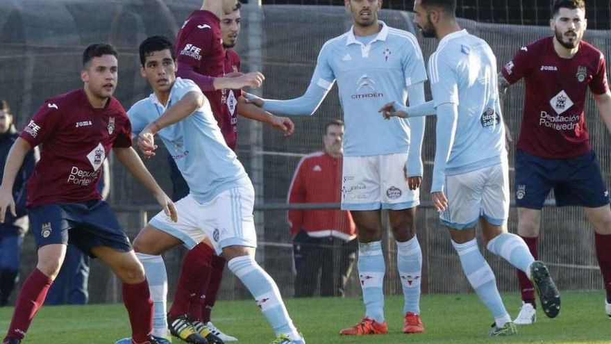 Un momento del partido que enfrentó al Celta B con el Pontevedra. // José Lores