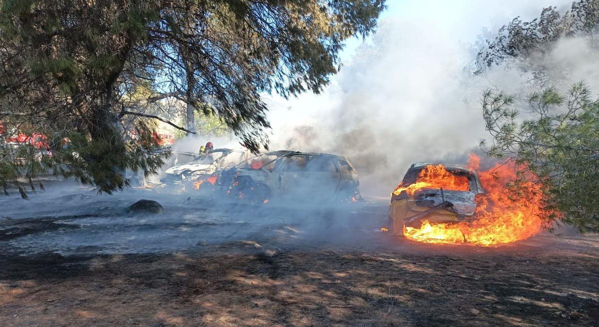 El incendio ha afectado a 12 vehículos.