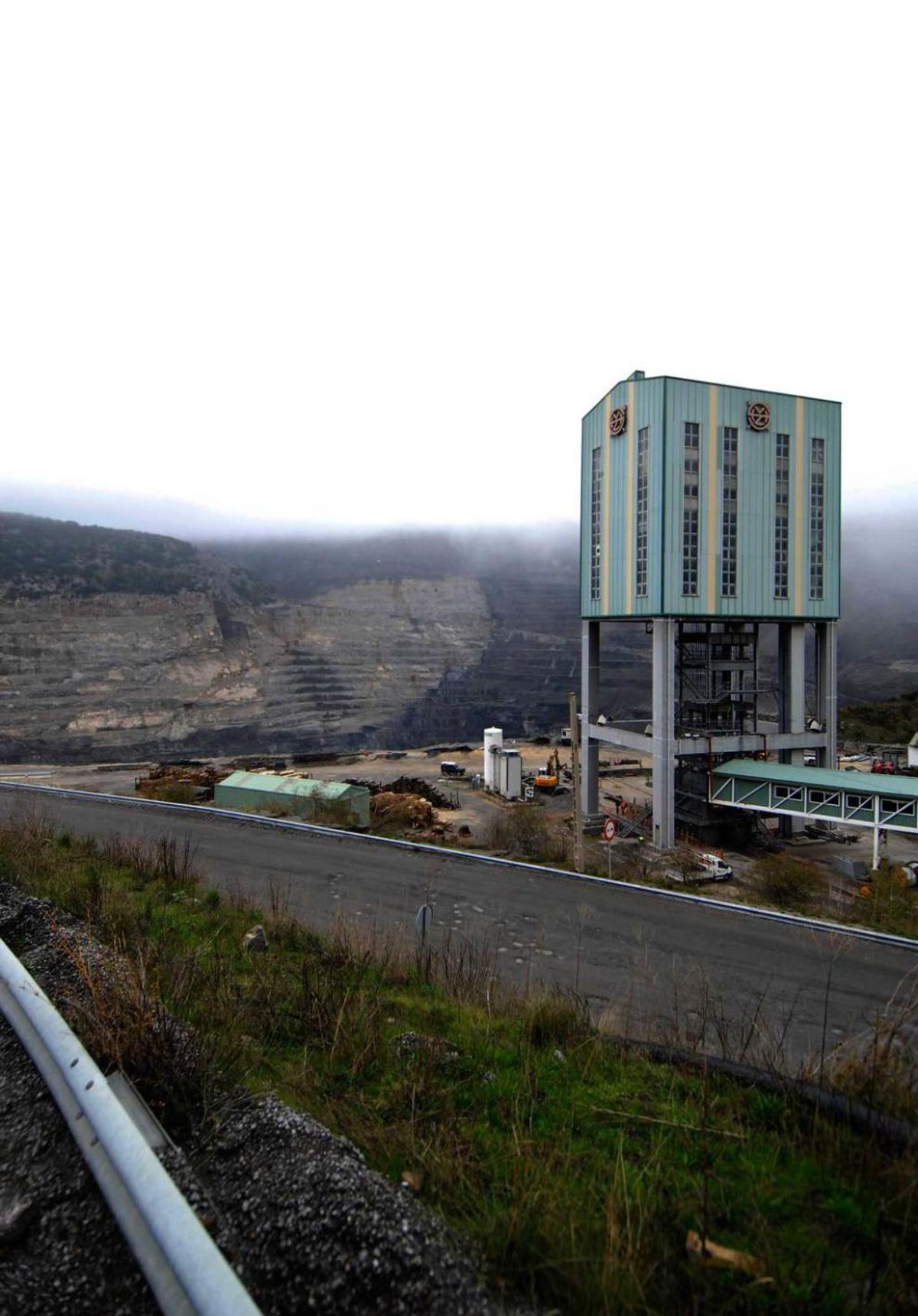 Uno de los pozos de la Vasco, con la gran corta Pastora al fondo.