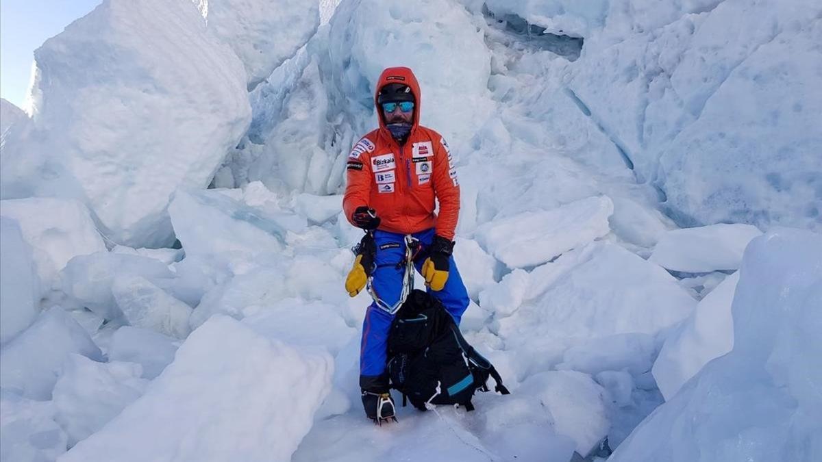 Alex Txikon, en la Cascada del Khumbu, en el Everest, esta semana.