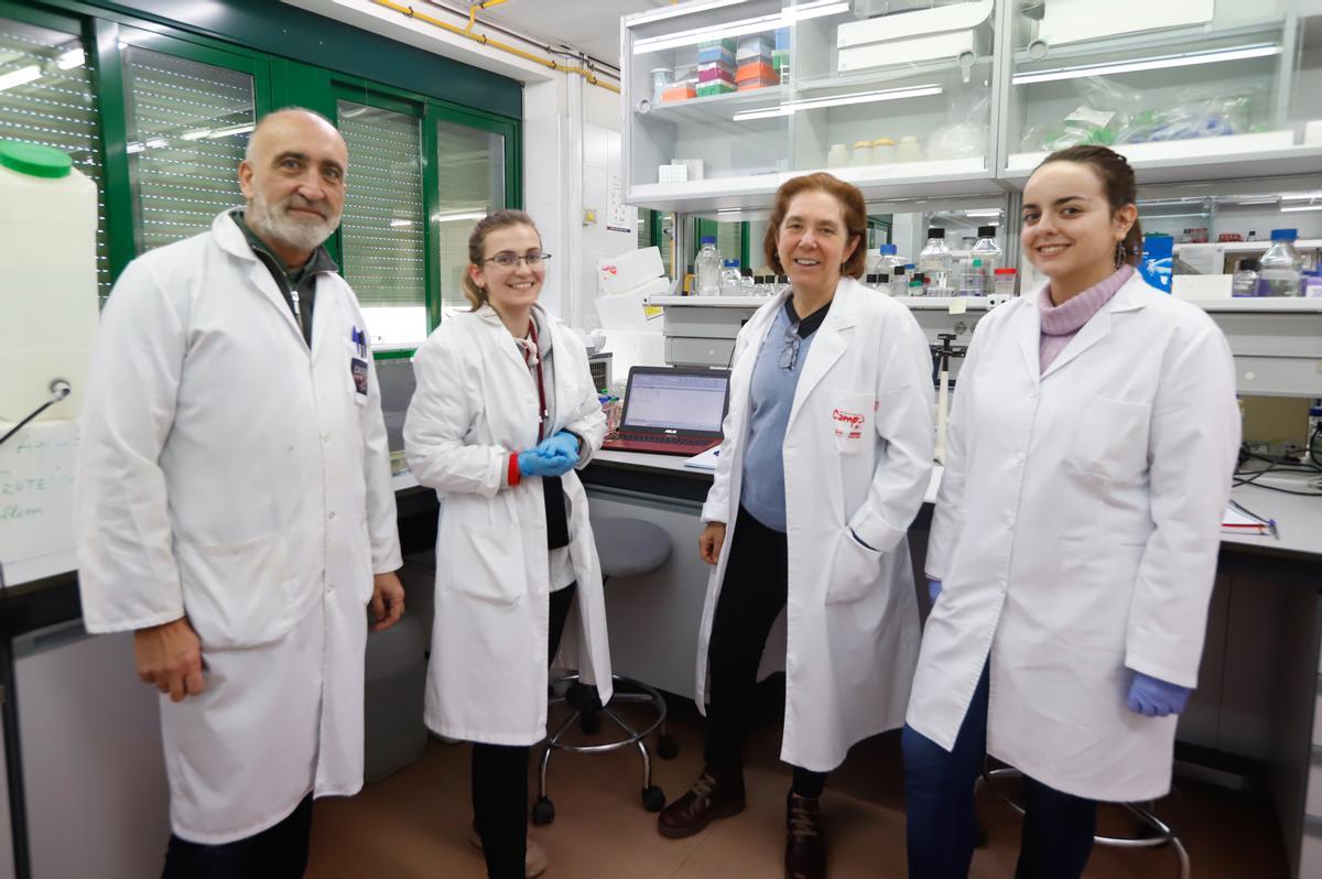 Los profesores José Alhama, a la izquierda, y Carmen Michán, segunda por la derecha, con otras investigadoras del grupo BIO-187 de la UCO.