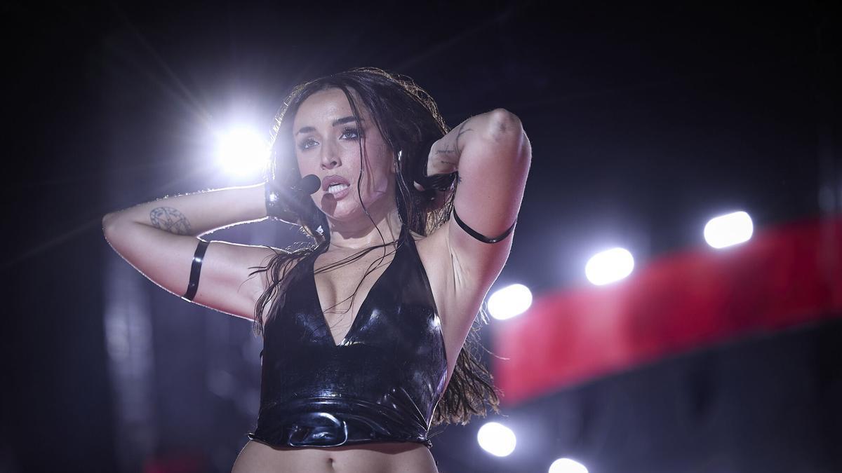 La cantant Lola Índigo, durant un concert