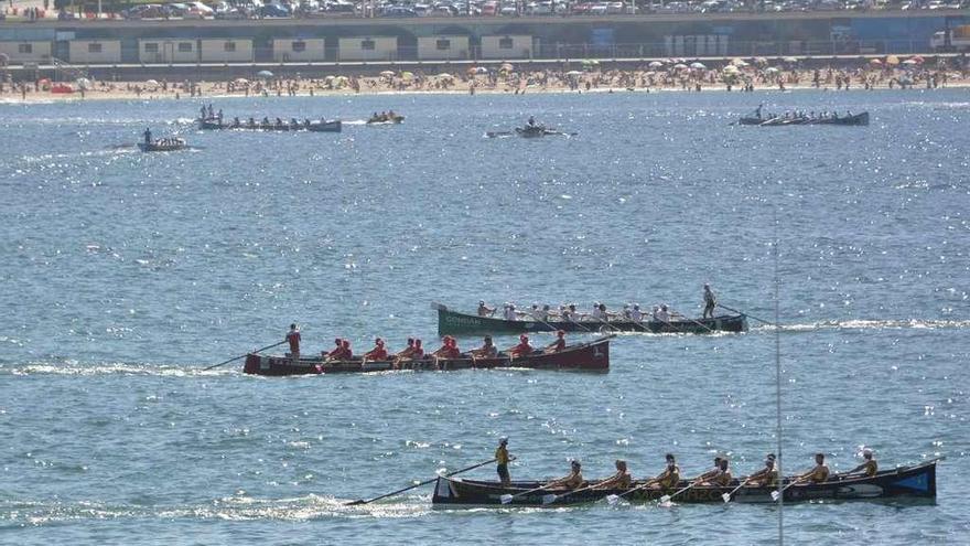 Una de las series eliminatorias celebradas ayer en la ensenada del Orzán, en A Coruña. // Arcay/Roller Agencia