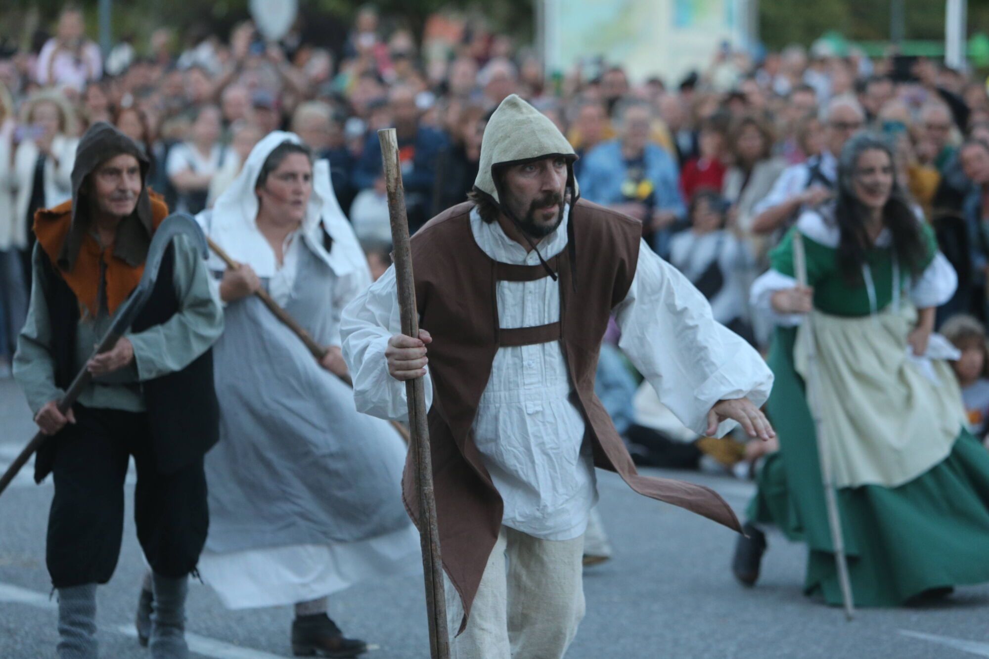 REPRESENTACION TEATRAL DE LA INVASION TURCA DEFENSA DA VILA POR LAS CALLES DE CANGAS