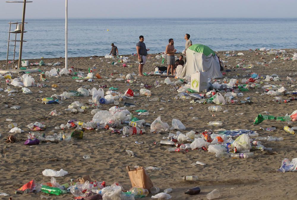 Así amanecen las playas malagueñas después de la noche de San Juan