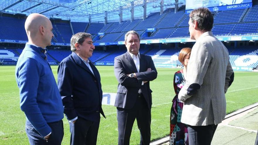 Jesús Martínez Loira, a la izquierda, junto a Tino Fernández y Augusto César Lendoiro el dia de la presentación del Informe Robinson del Superdépor