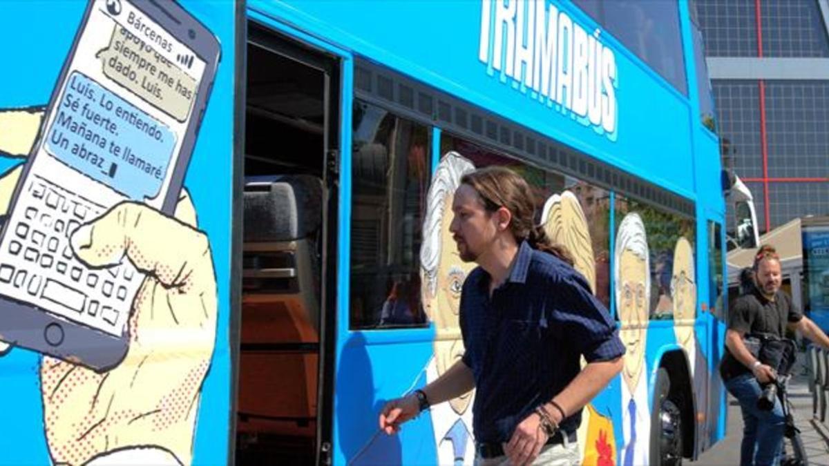 El 'tramabús' 8Pablo Iglesias se dispone, ayer, a subir al autobús con el asprira a denunciar el entramado de intereses del poder en España.