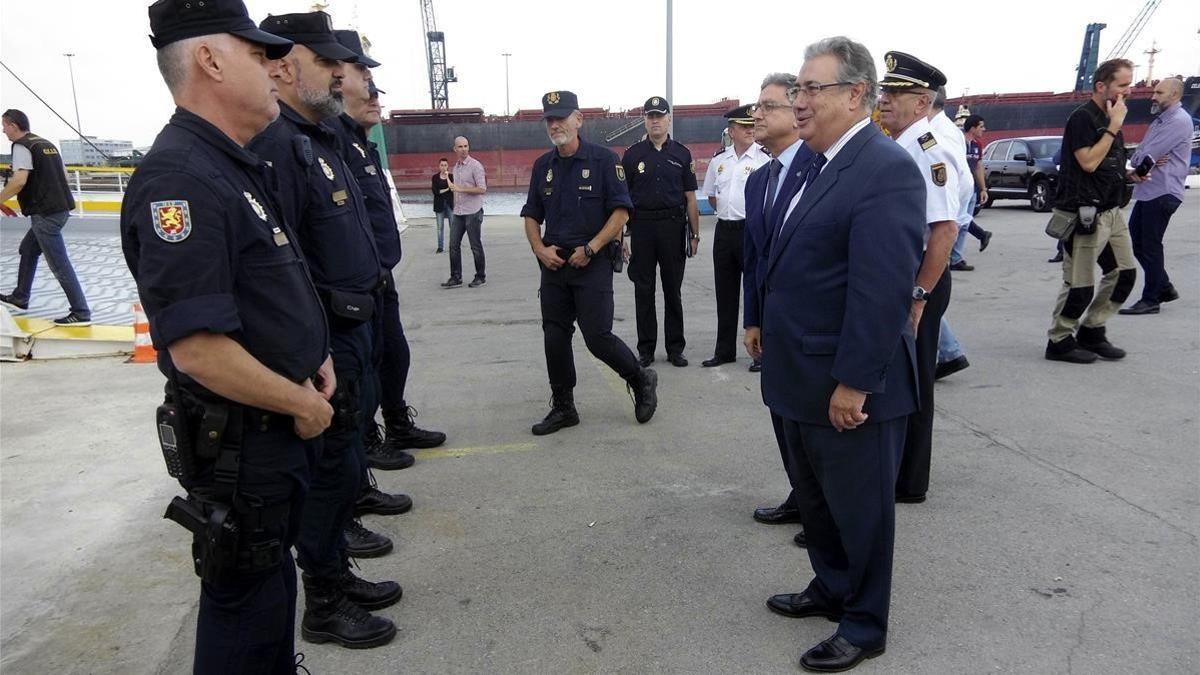 El ministro del Interior, Juan Ignacio Zoido, durante la visita que realizó a los policías y guardias civiles desplazados a Catalunya, el pasado 4 de octubre.