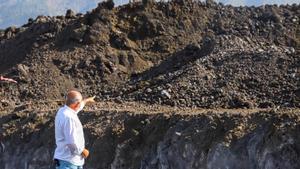 Ricardo Camacho, el vecino que pretende reconstruir su hogar en el mismo lugar que fue sepultado bajo al menos dos metros de lava, en Los Llanos de Aridane.