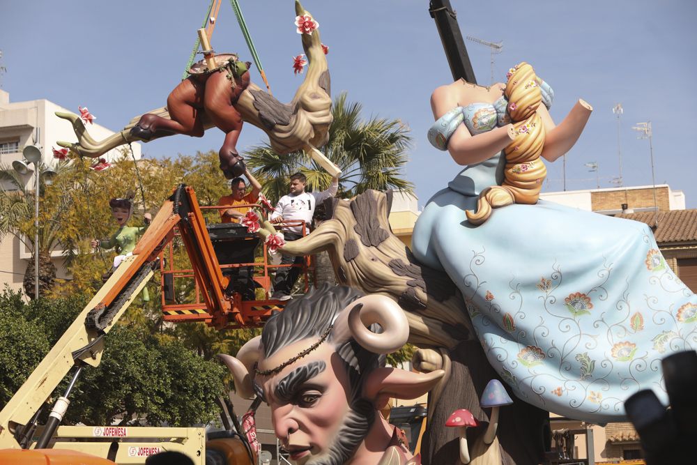 La Falla de la Plaza Rodrigo del Port de Sagunt toma forma