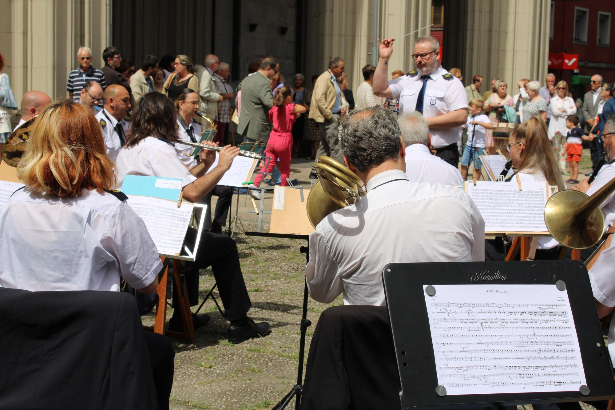 Así es el último día de las fiestas en Sama: del concierto del Coro "Santiaguín" a la jira por los bares, pasando por la música constante