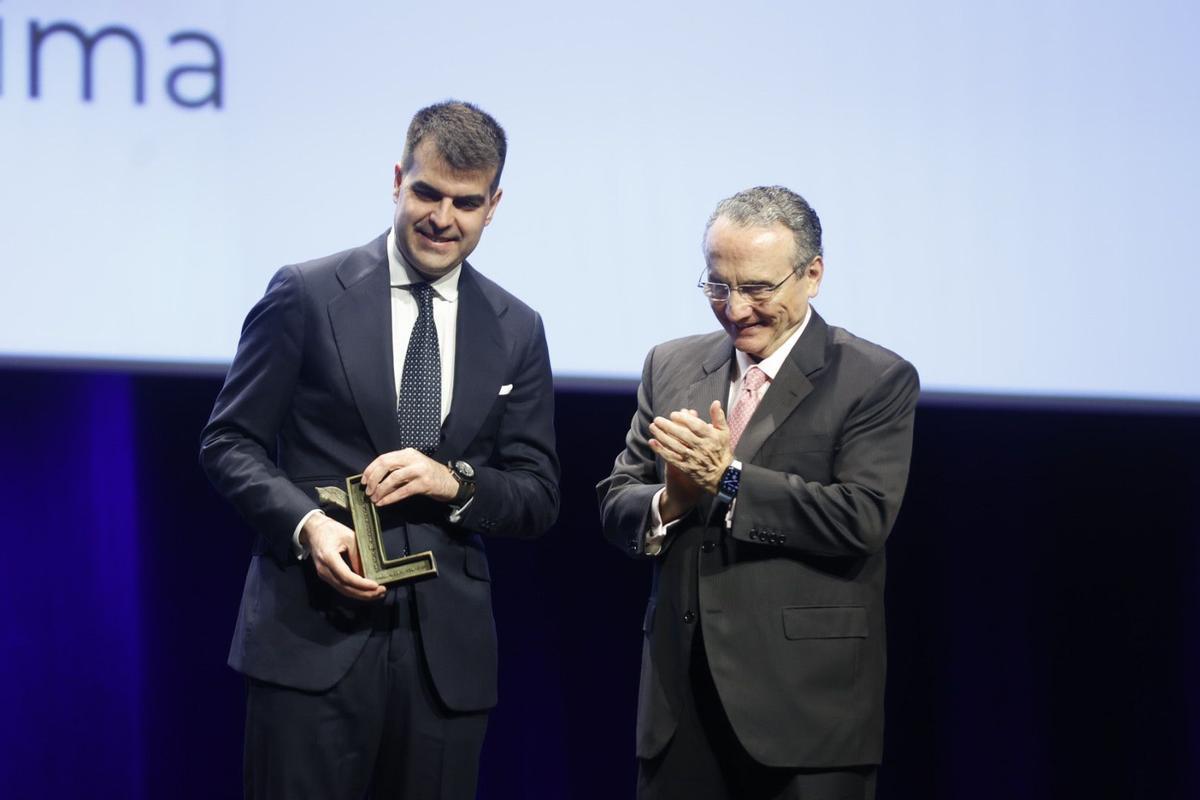 Javier Moll entrega el premio a Ignacio Boluda.