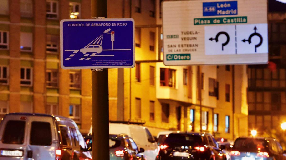 Adiós a la multa del radar foto-rojo: el juez obliga a la devolución de 300 euros y los puntos que se han quitado