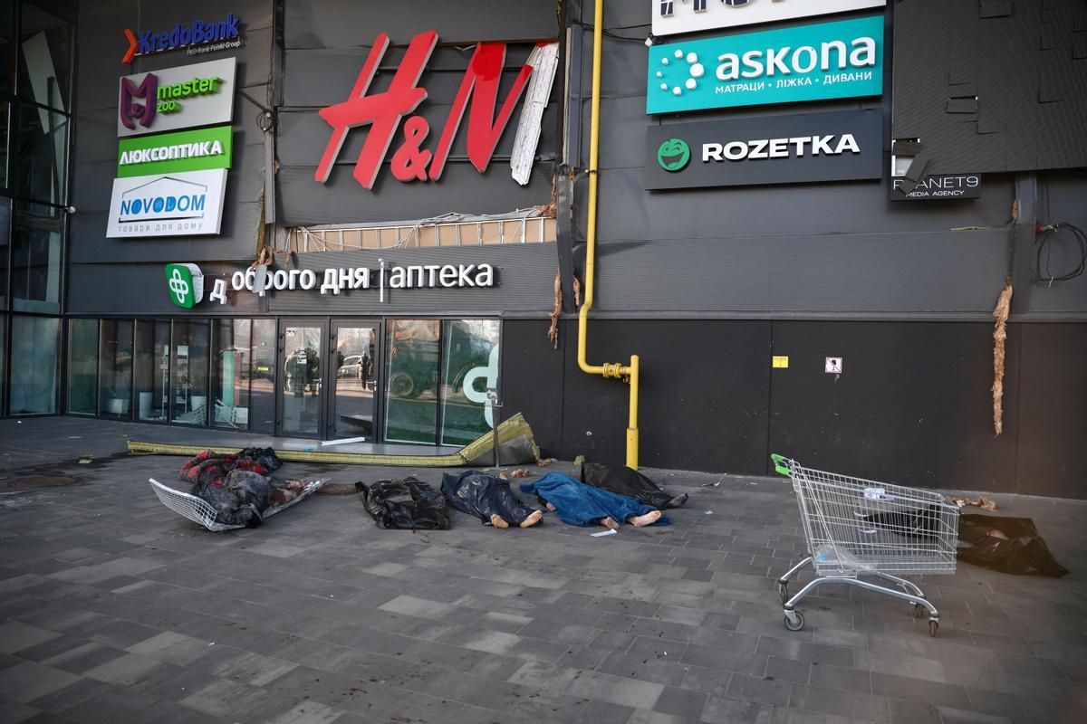 Los cadáveres yacen en el suelo en el lugar de un atentado con bomba en un centro comercial en Kiev mientras continúa la invasión rusa de Ucrania.