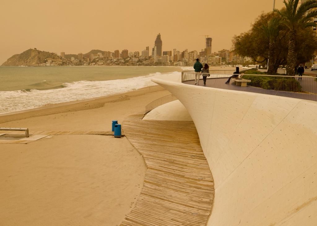 El polvo sahariano tiñe de amarillo la provincia de Alicante
