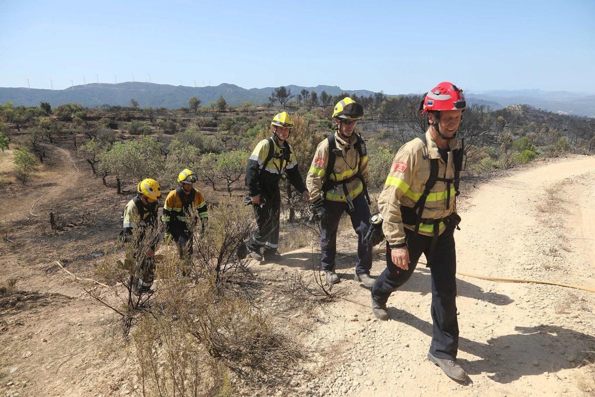GRAF6267. LA TORRE DE L’ESPANYOL (TARRAGONA), 29/06/2019.- Bomberos en la zona afectada por el incendio de la Ribera d’Ebre.- Los municipios afectados por el incendio forestal que desde el pasado miércoles afecta a la Ribera d’Ebre, en Tarragona, comenzarán la próxima semana a tramitar la petición de zona catastrófica. Los alcaldes de estos municipios han informado de esa petición tras la reunión que han celebrado esta mañana en la localidad tarraconense de Vinebre junto a responsables de la Generalitat, de Protección Civil y de los servicios de emergencias.-EFE/Jaume Sellart