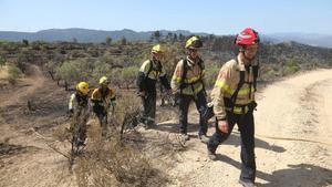Bomberos en la zona afectada por el incendio de la Ribera d’Ebre, este sábado.