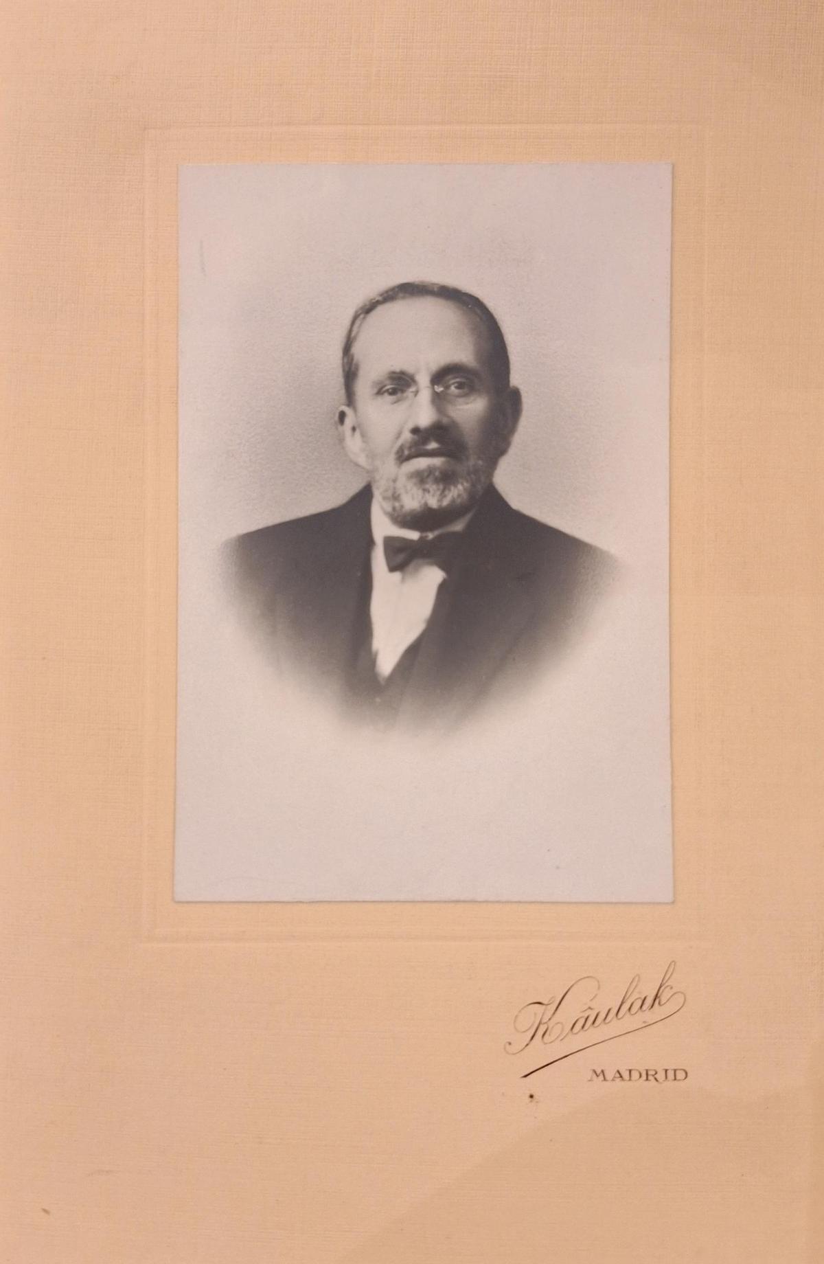 Una fotografía de estudio firmada por Kaulak forma parte del archivo familiar recuperado por la Asociación de Amigos de Vicente Aleixandre.