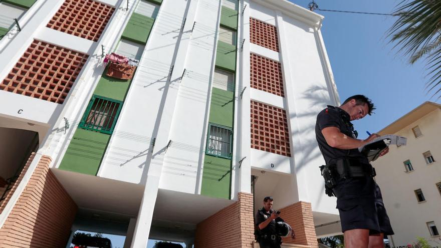 Un policía, junto al edificio en el se ha producido el suceso