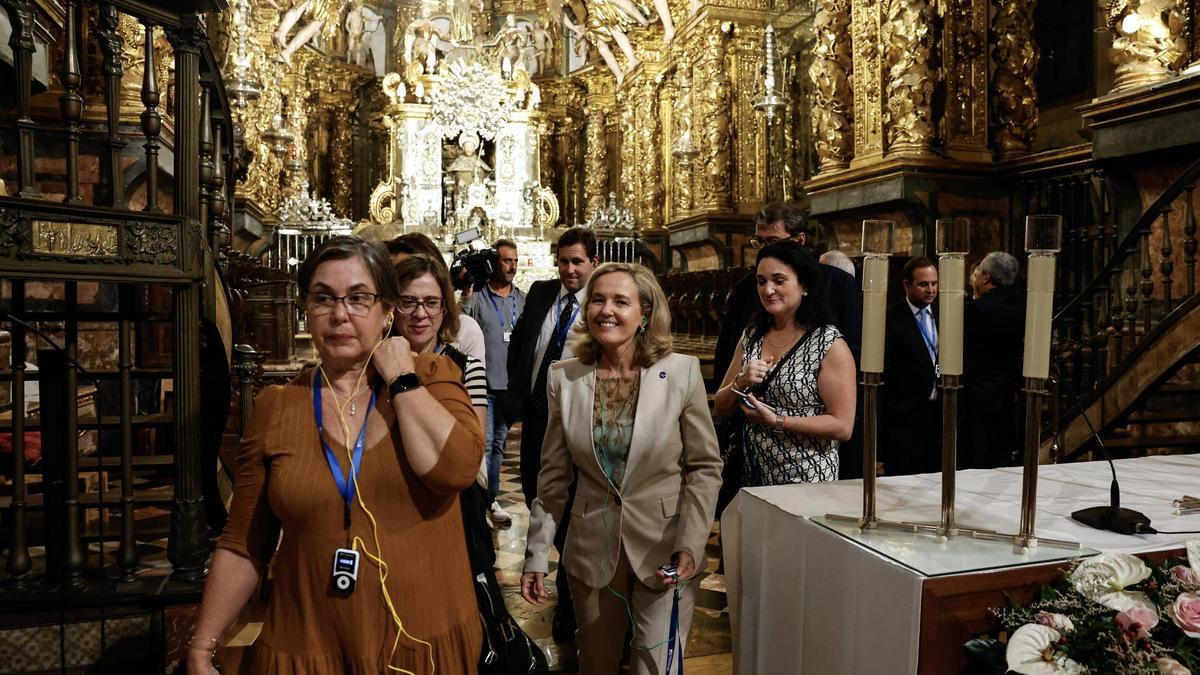 Los ministros de Economía y Finanzas de la UE y de América Latina y el Caribe tuvieron ocasión de realizar una visita privada a la basílica el jueves por la noche, tras la recepción oficial que les brindó la alcaldesa de la ciudad, Goretti Sanmartín, en el Pazo de Raxoi.