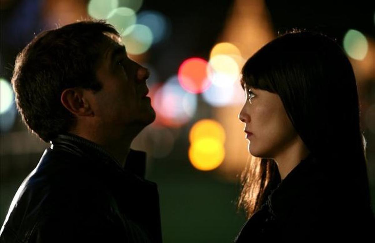 Sergi López i Rinko Kikuchi, en una escena de ’Mapa dels sons de Tòquio’.