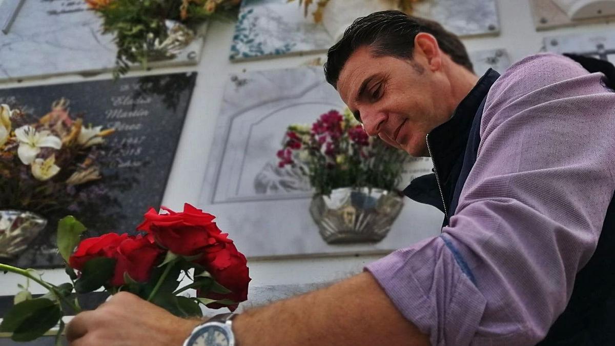 Carlos Medina en la ofrenda floral del PSOE el 1 de mayo de 2019. | | E.D.