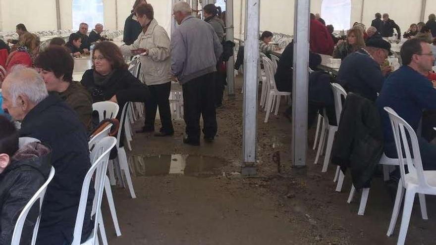 Una de las charcas situadas dentro de la carpa, cuya presencia denuncia la oposición.