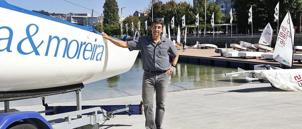 Gonzalo Araújo posa junto a su barco de J70, &quot;Laguardia&amp;Moreira&quot;, en el Náutico.