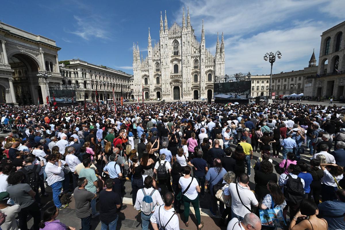 Cientos de personas se dan cita en la catedral de Milán para despedir a Berlusconi