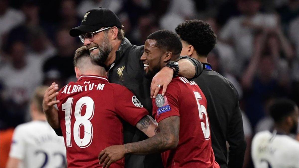 Alberto Moreno se abraza a su entrenador, Jürgen Klopp, tras ganar la Champions